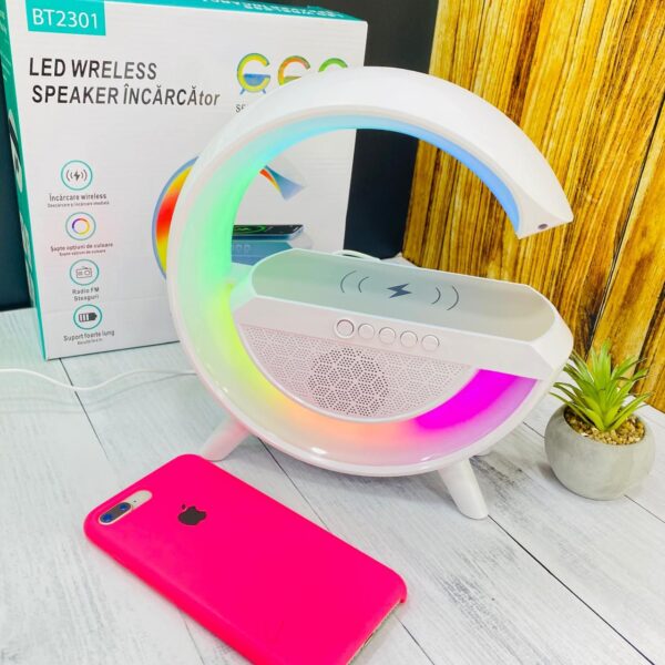 PARLANTE CON CARGADOR MAGNETICO Y LAMPARA DE MESA RGB